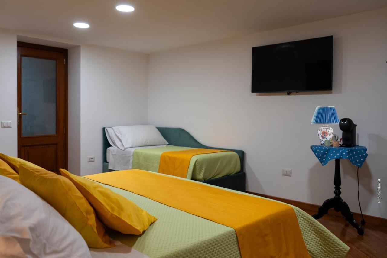 Two Rooms Chiaia 37 Napoli Bagian luar foto