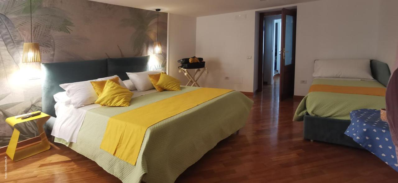 Two Rooms Chiaia 37 Napoli Bagian luar foto