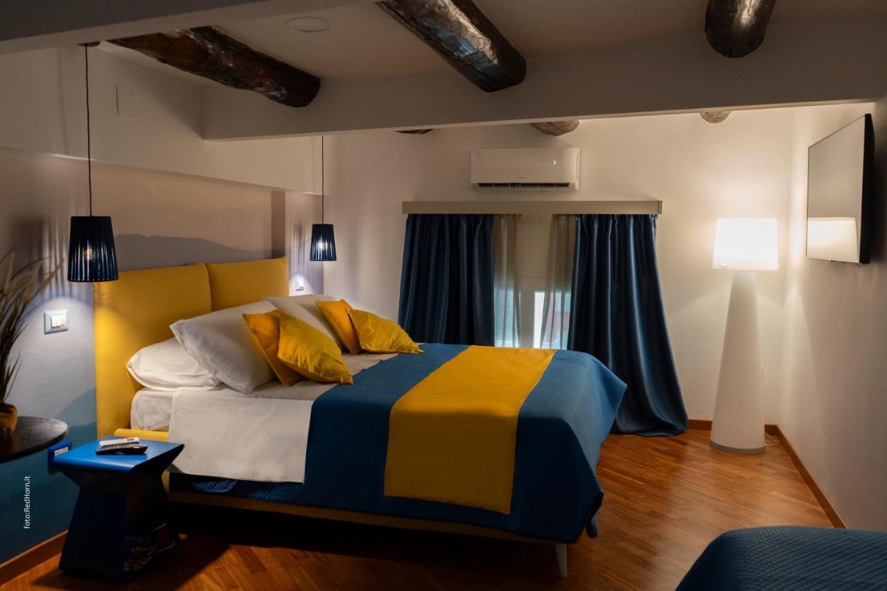 Two Rooms Chiaia 37 Napoli Bagian luar foto