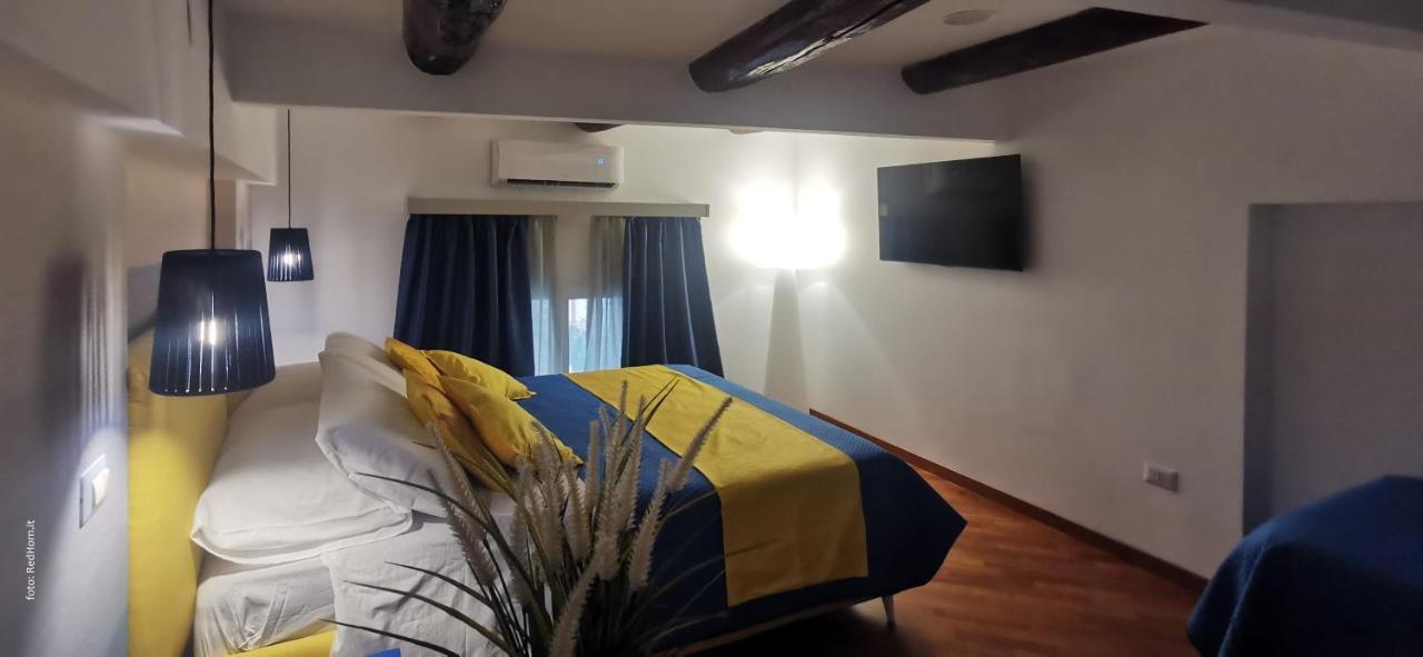 Two Rooms Chiaia 37 Napoli Bagian luar foto