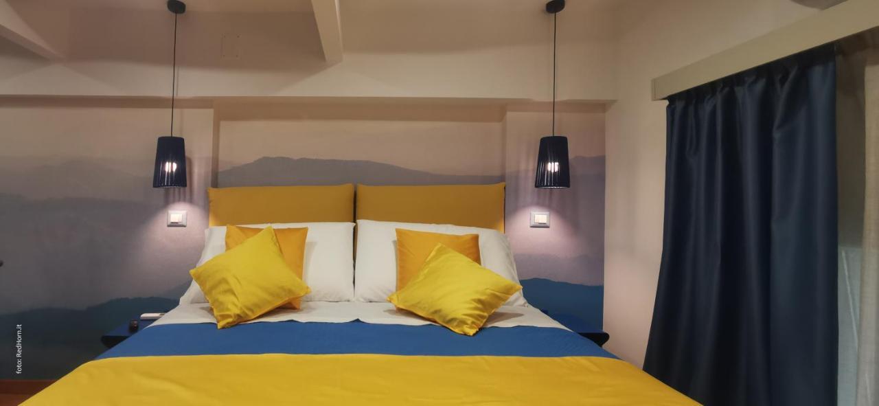 Two Rooms Chiaia 37 Napoli Bagian luar foto